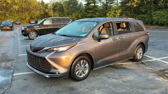 Used 2021 Toyota Sienna XLE image 33