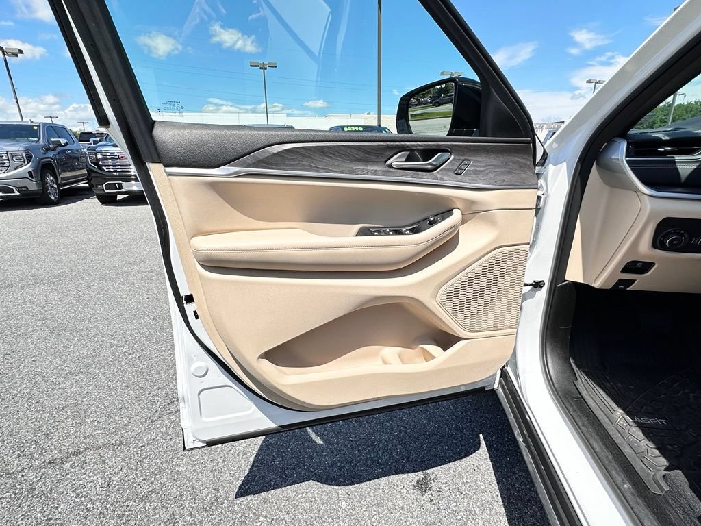Used 2023 Jeep Grand Cherokee Limited AWD/4WD image 23