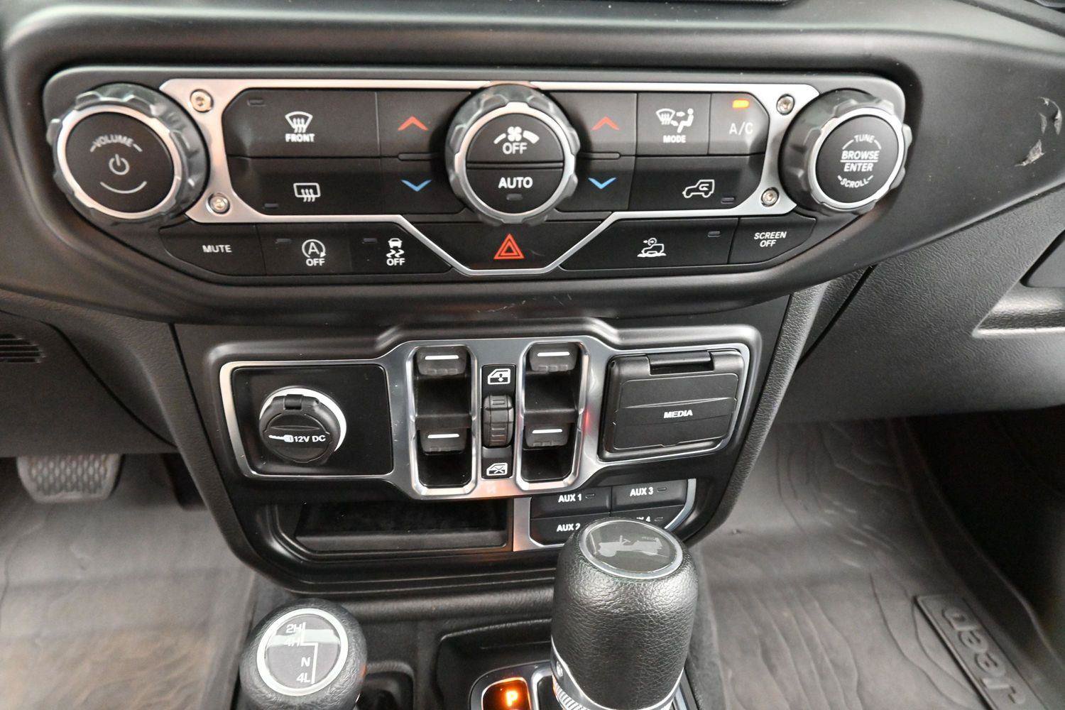Used 2022 Jeep Wrangler Unlimited Sahara w/ LED Lighting Group AWD/4WD image 23