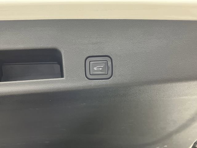 Used 2024 Chevrolet Traverse LT w/ Midnight/Sport Edition image 17