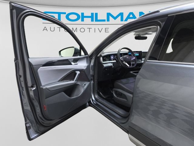 Certified 2025 Volkswagen Tiguan SE AWD/4WD image 12