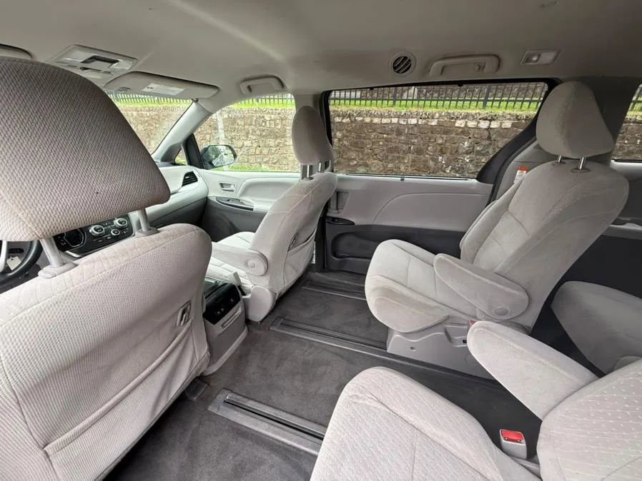 Used 2018 Toyota Sienna LE image 19