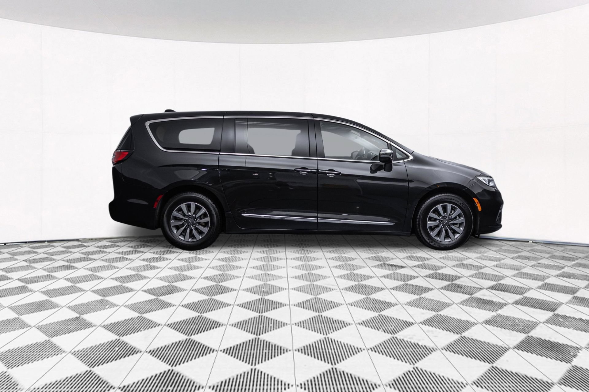 Used 2023 Chrysler Pacifica Limited FWD image 13