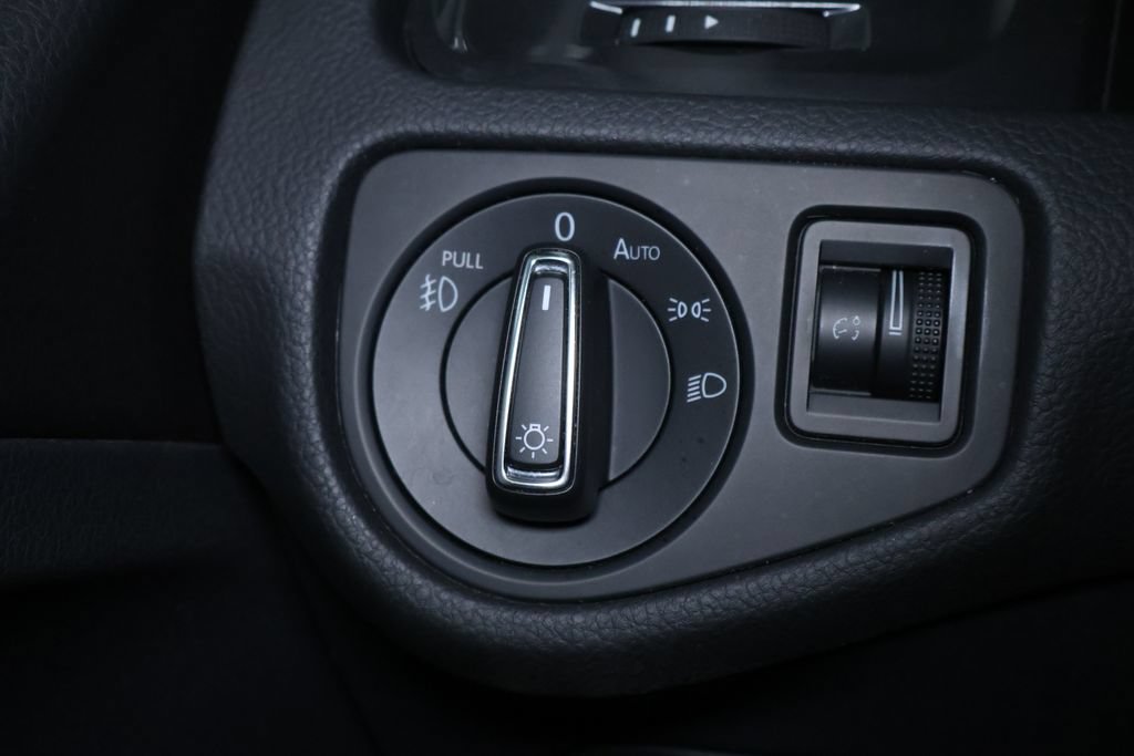 Used 2019 Volkswagen Golf SE FWD image 25