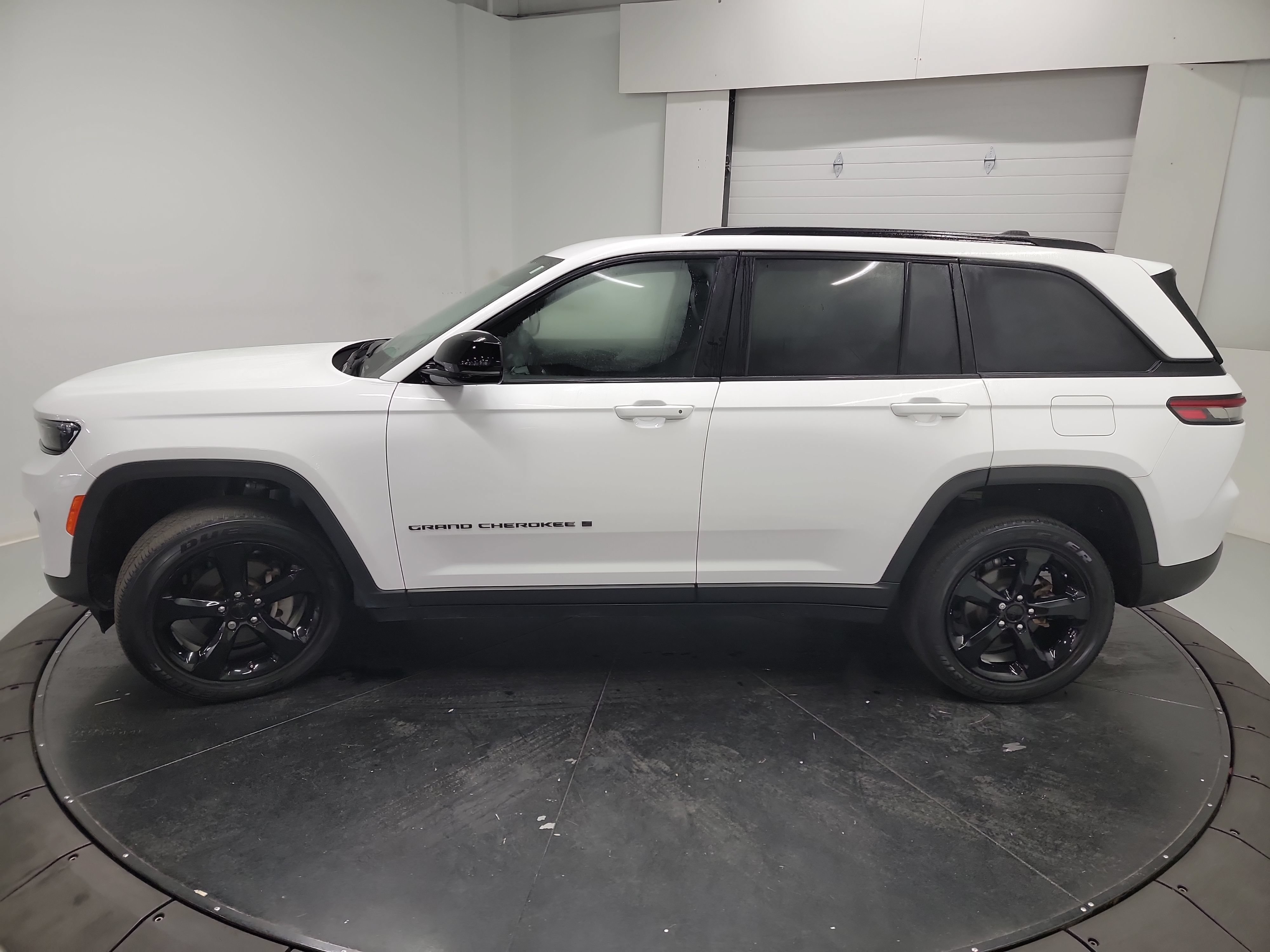 Used 2023 Jeep Grand Cherokee Altitude AWD/4WD image 4