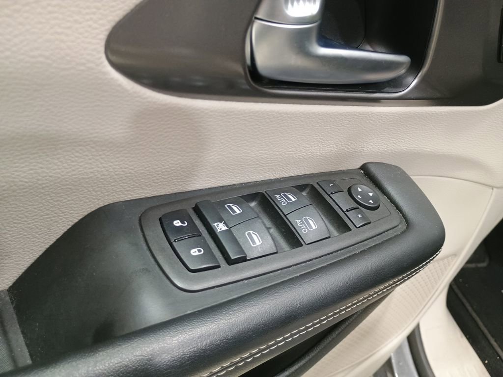 Used 2023 Chrysler Pacifica Touring-L image 15