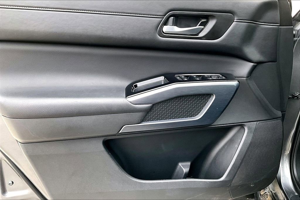 Used 2025 Nissan Pathfinder SL image 19