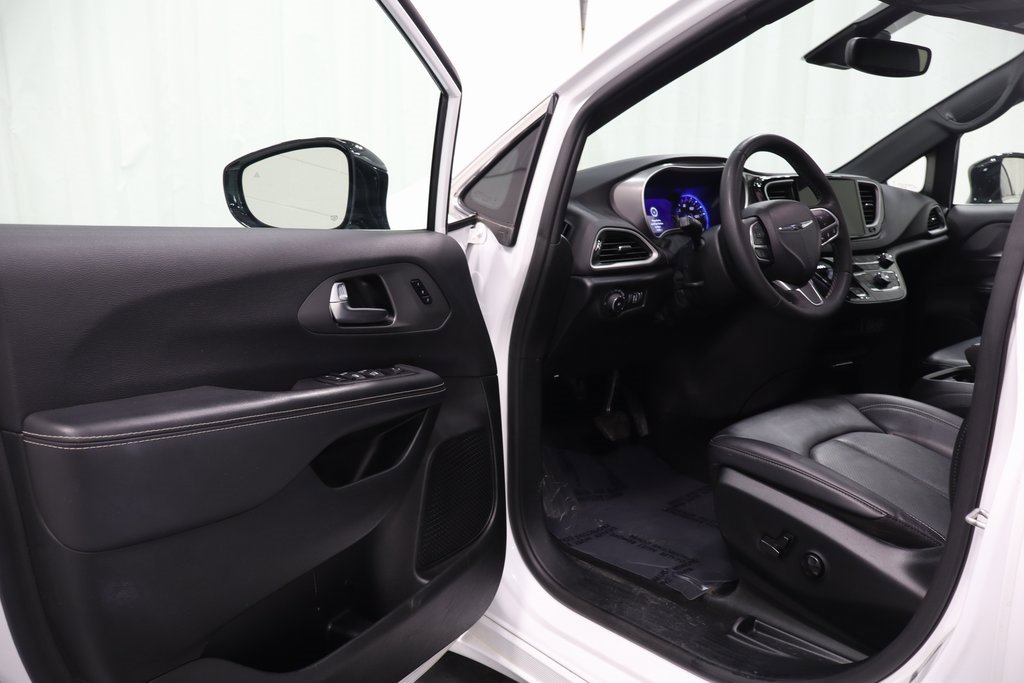 Used 2025 Chrysler Pacifica Select image 10