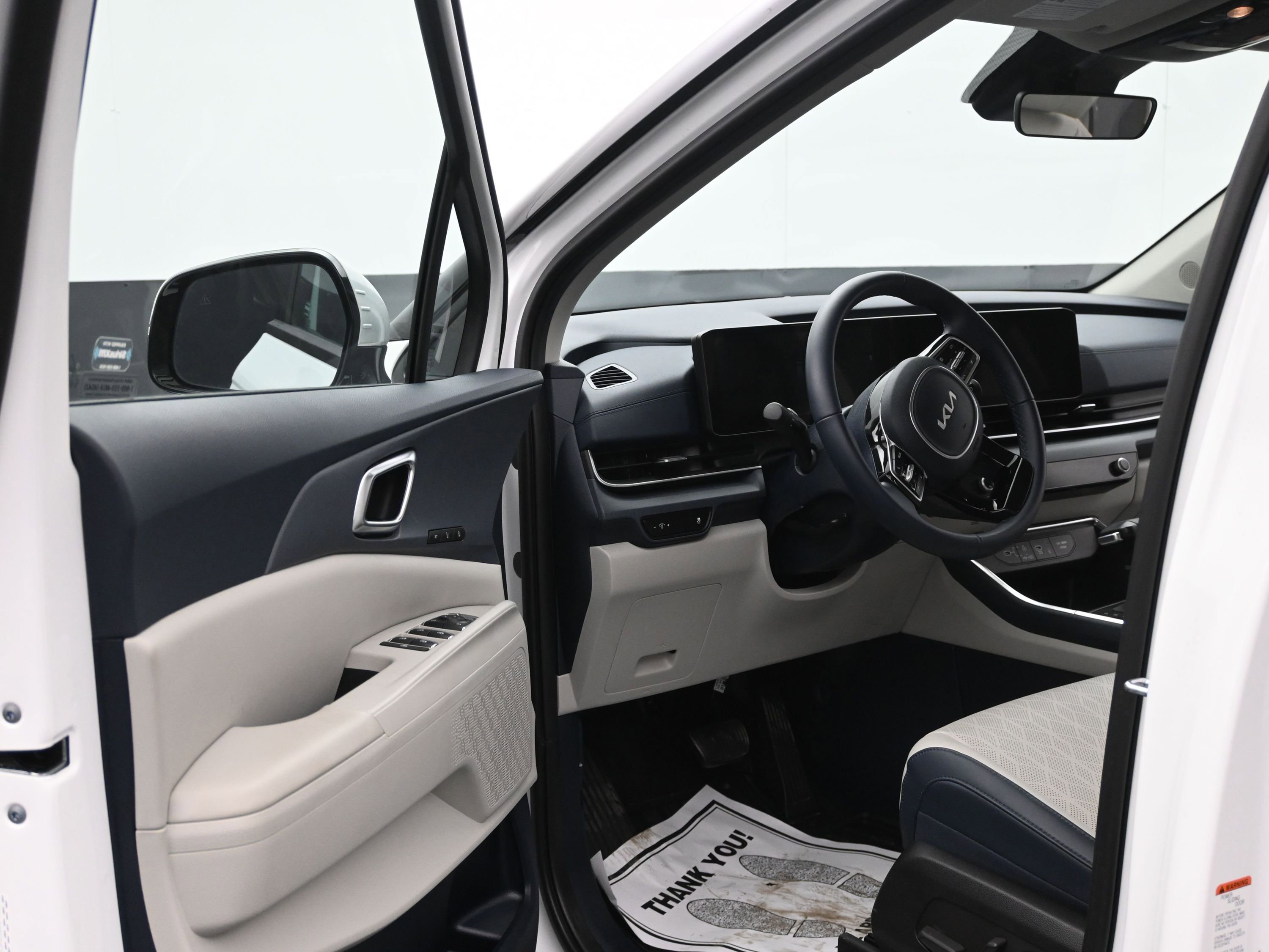 Used 2025 Kia Carnival EX image 10