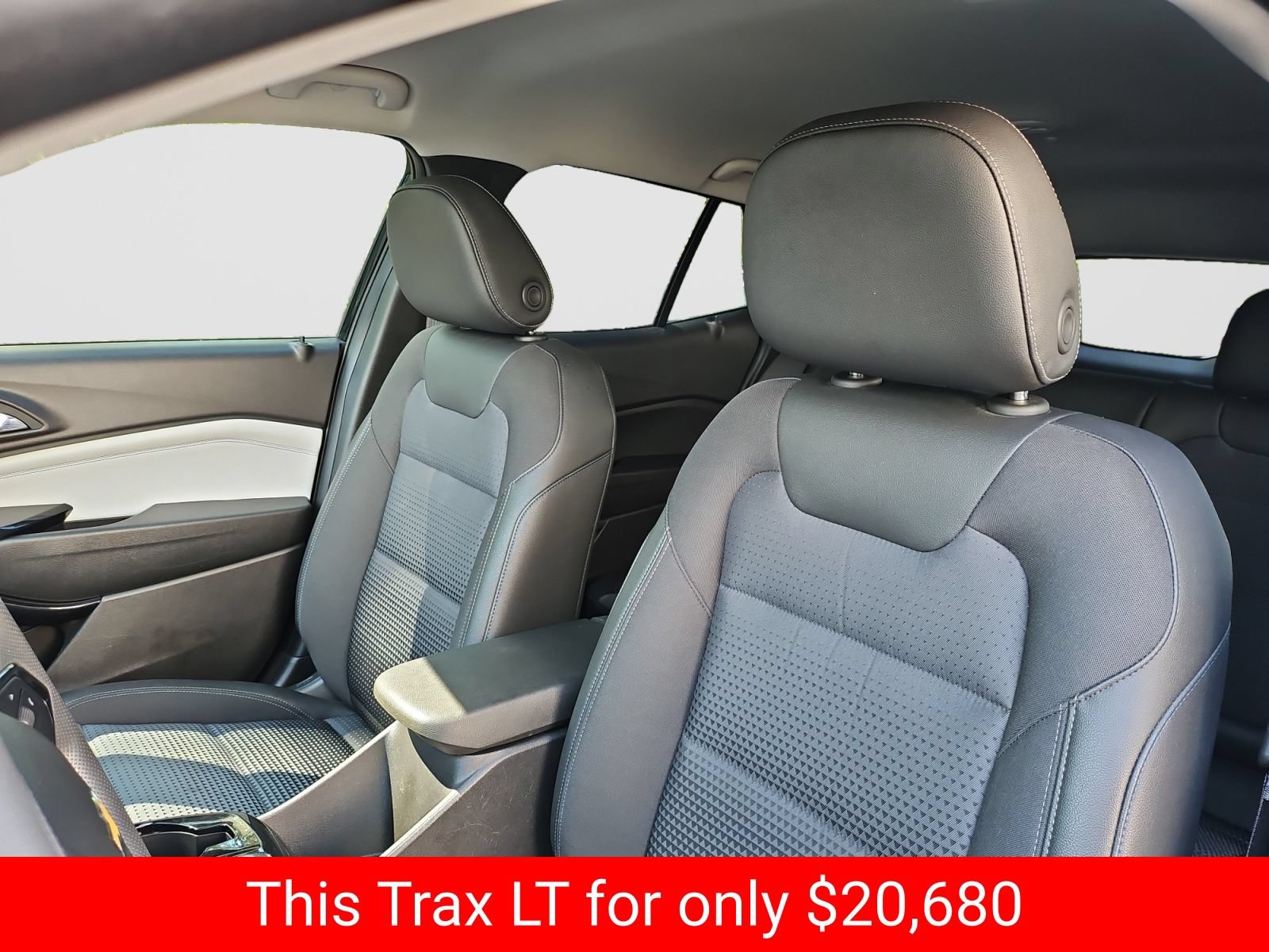 Used 2025 Chevrolet Trax LT FWD image 23