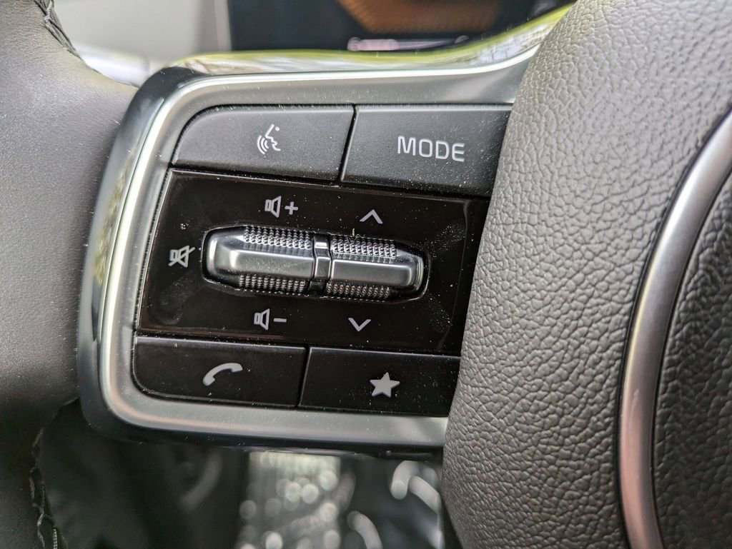 Used 2025 Kia Carnival EX image 12