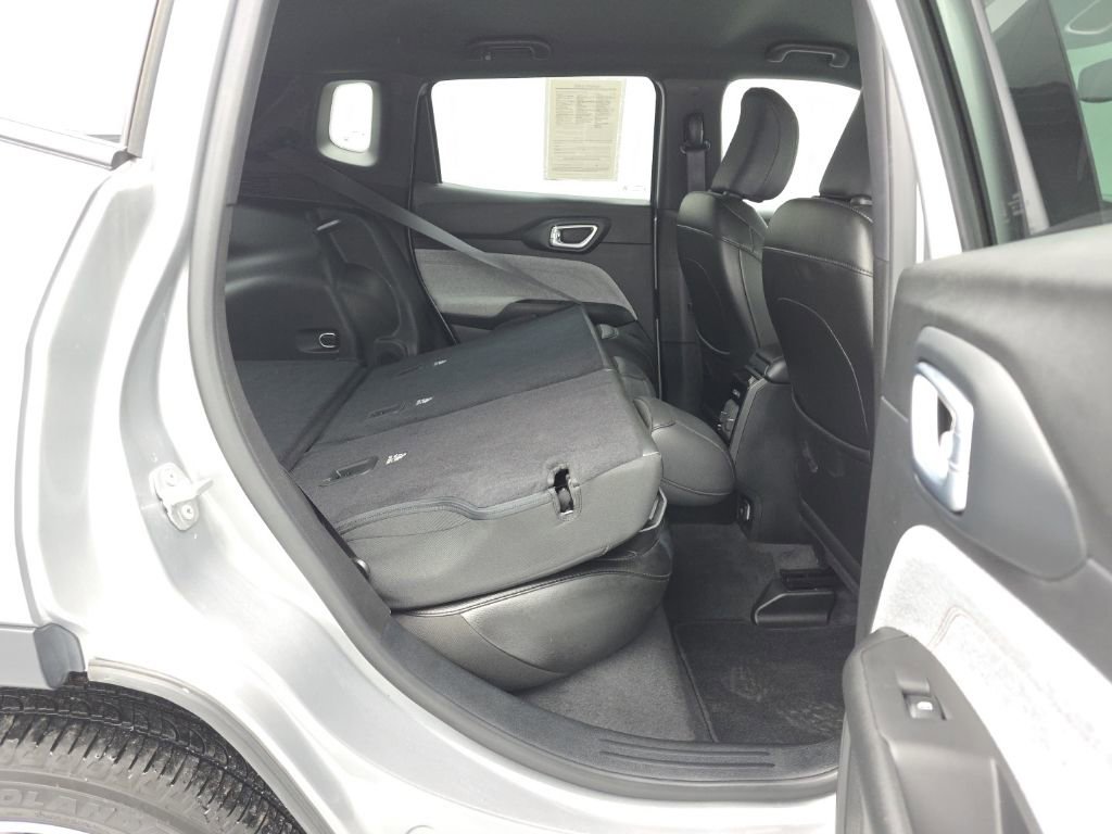 Used 2023 Jeep Compass Latitude image 43