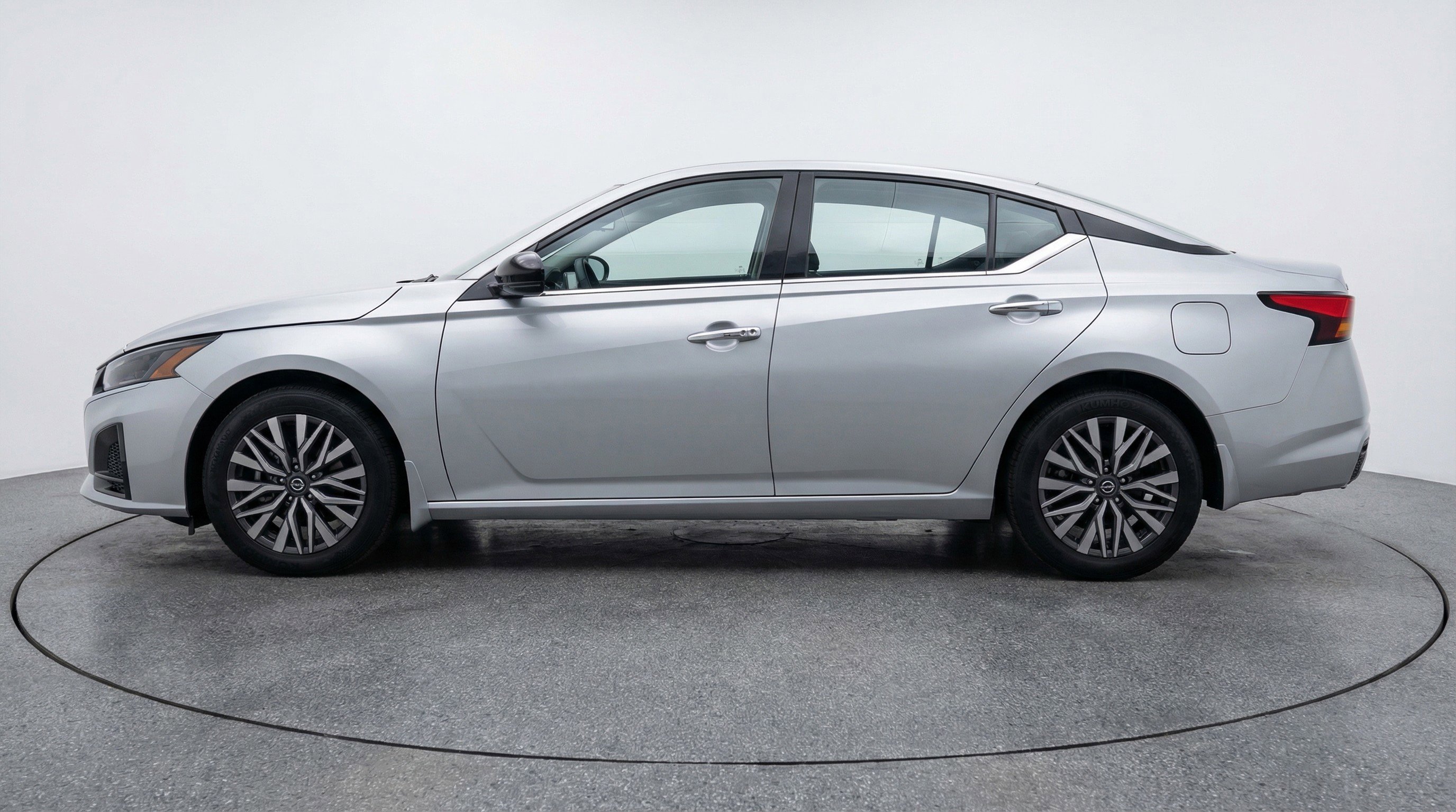 Used 2025 Nissan Altima 2.5 SV image 5