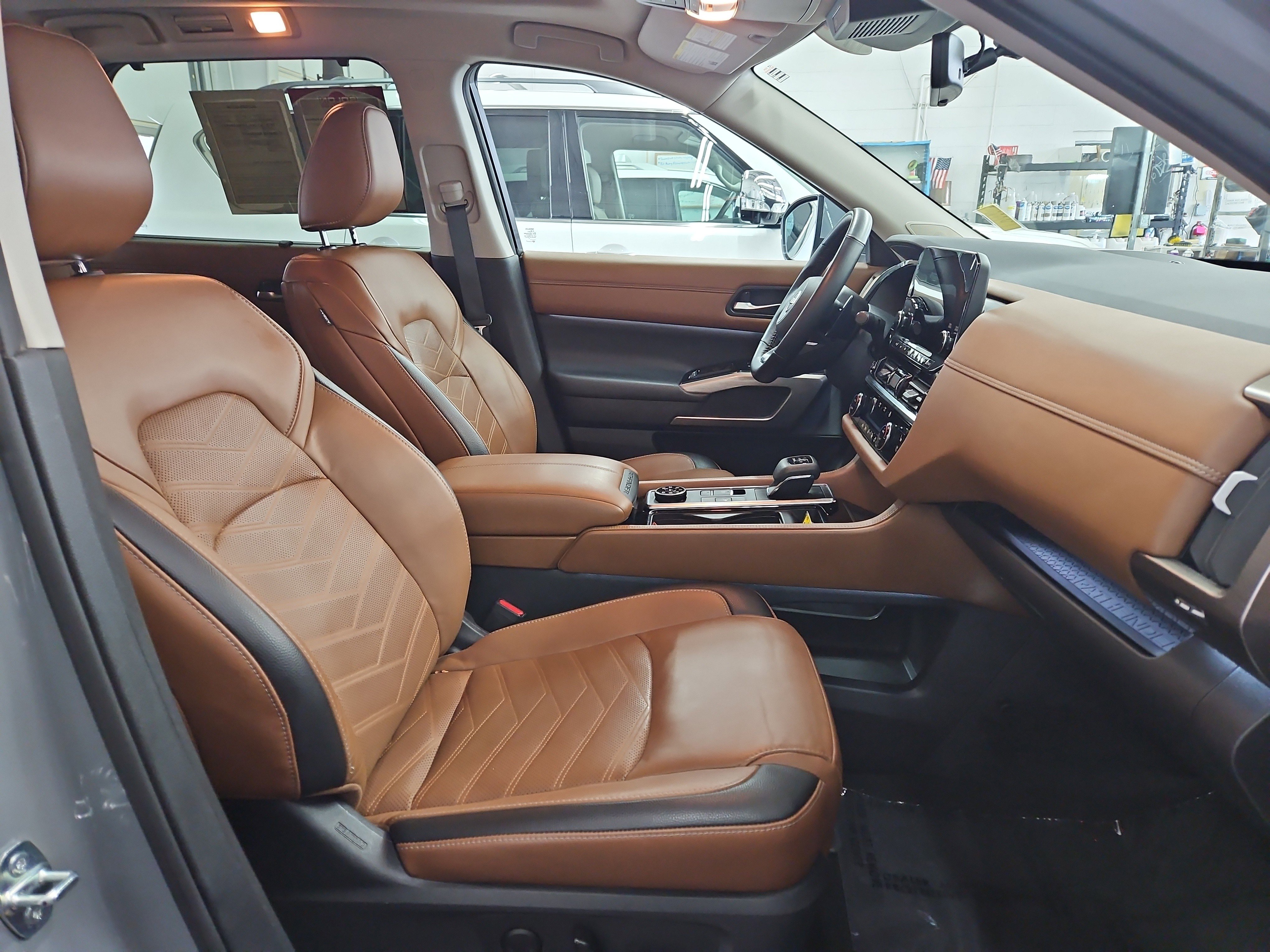 Used 2023 Nissan Pathfinder Platinum w/ Black Appearance Package image 9