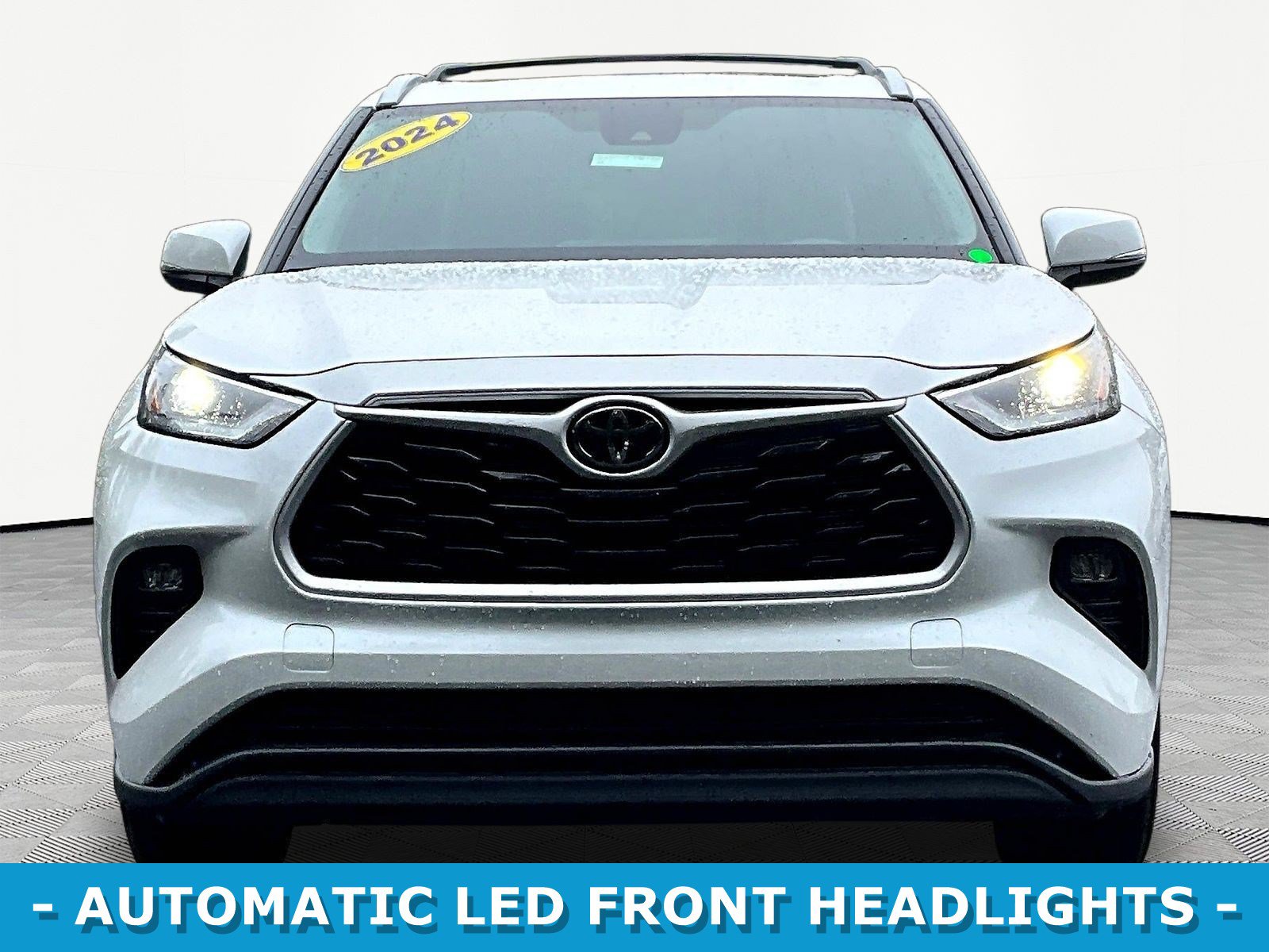 Used 2024 Toyota Highlander XLE AWD/4WD image 2