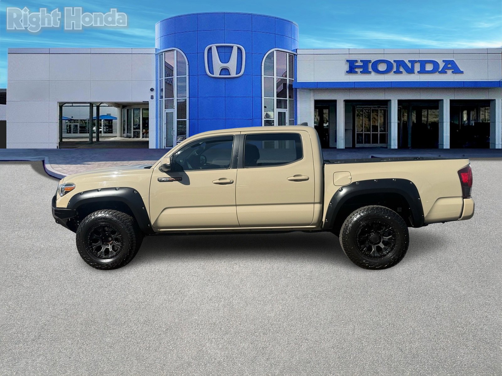 Used 2019 Toyota Tacoma TRD Sport w/ Technology Package image 3