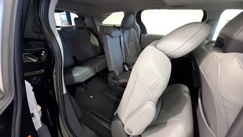 Used 2024 Toyota Sienna XLE image 62