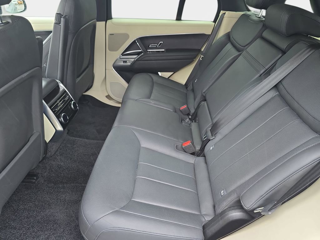 Certified 2023 Land Rover Range Rover SE image 9