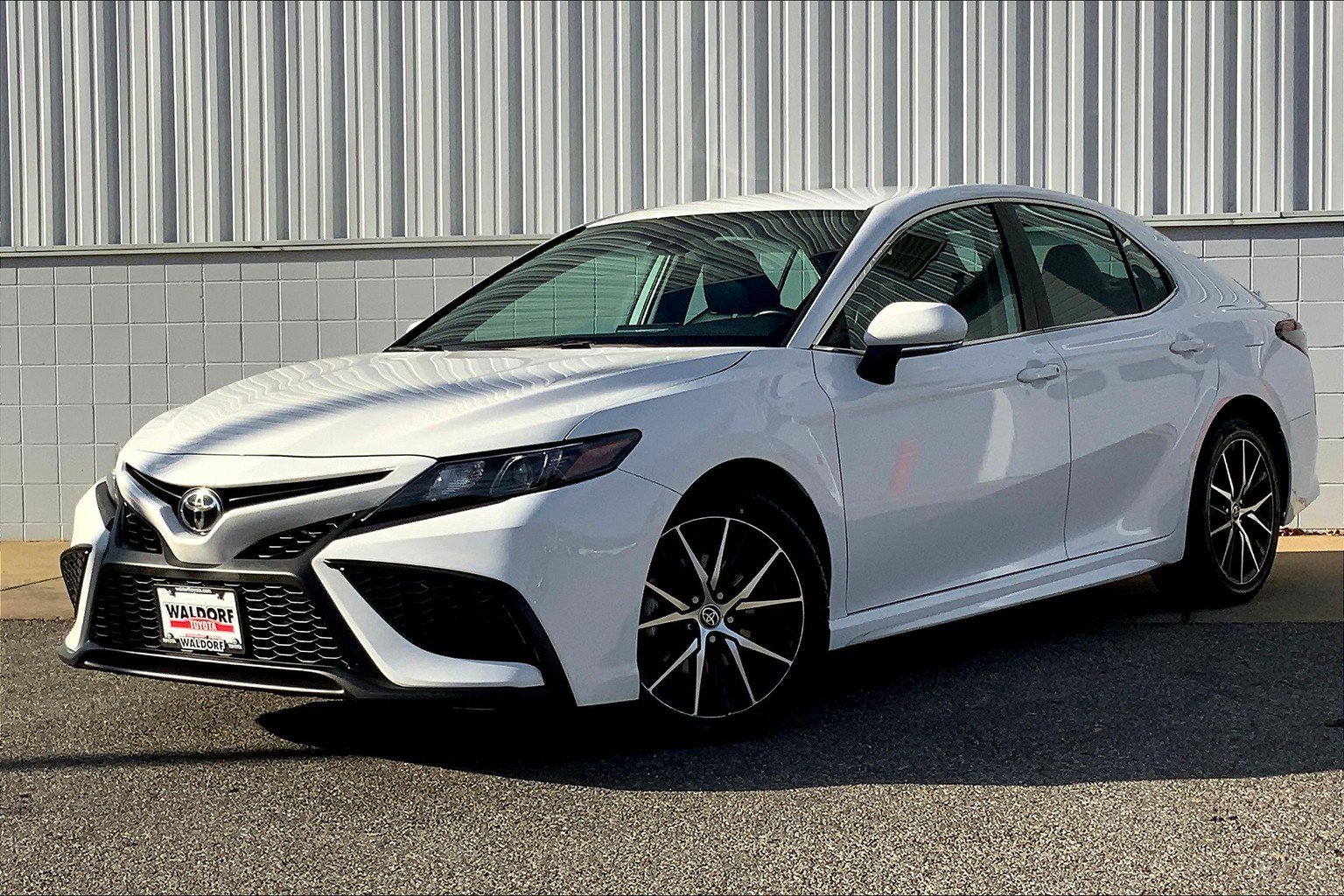 Used 2022 Toyota Camry SE FWD image 2