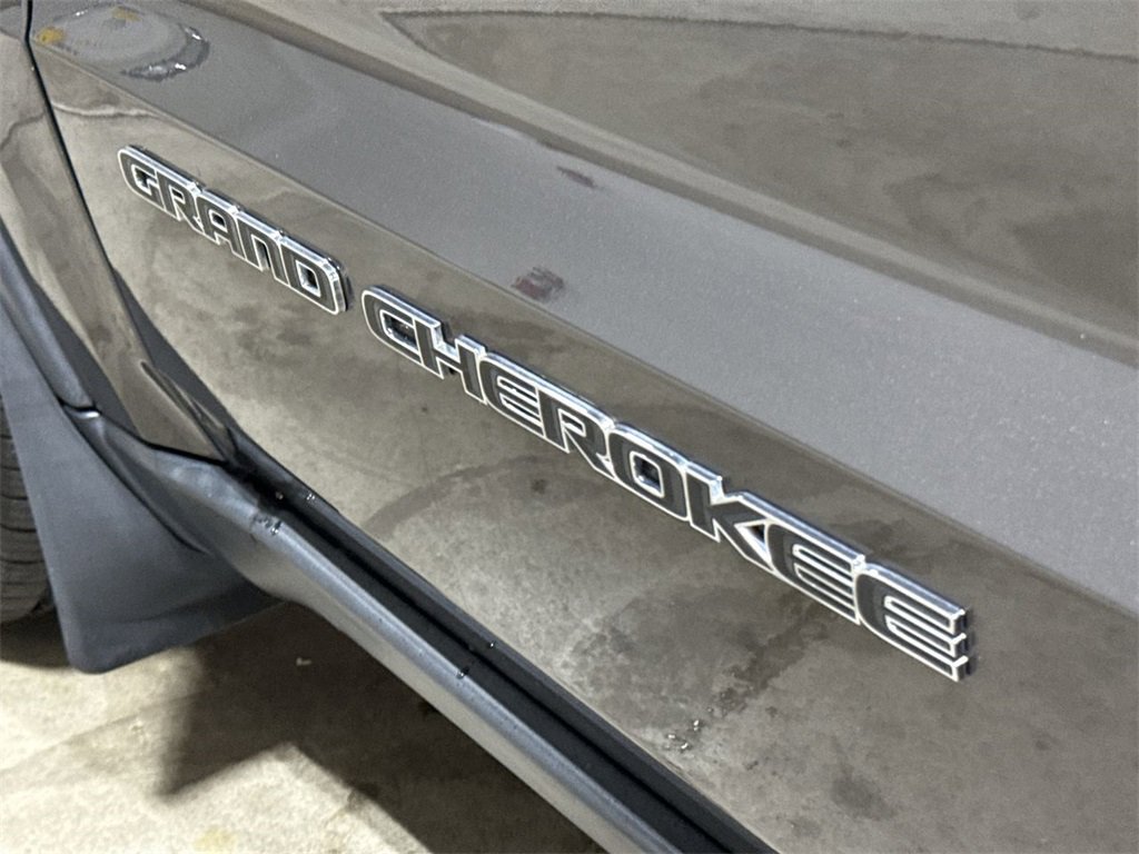 Used 2019 Jeep Grand Cherokee Laredo image 26