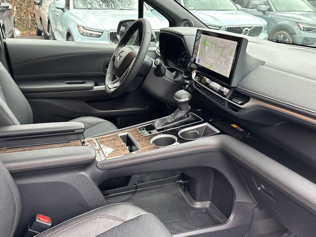 Used 2025 Toyota Sienna Limited image 14