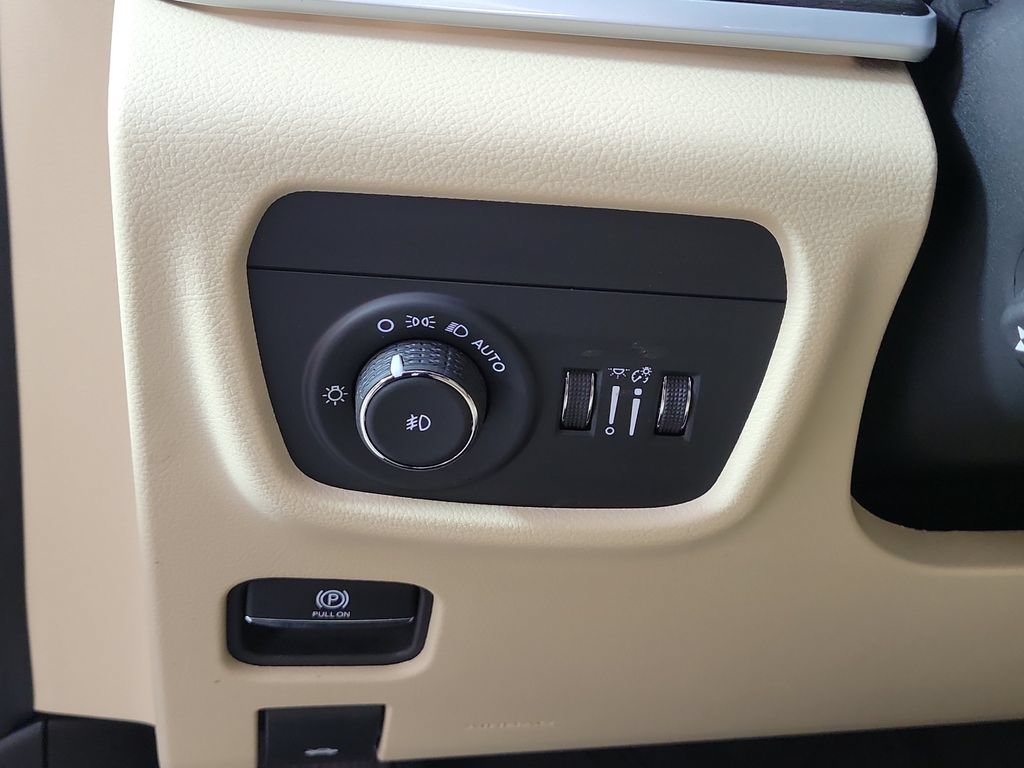 Used 2025 Jeep Grand Cherokee L Limited w/ Luxury Tech Group II RWD image 13