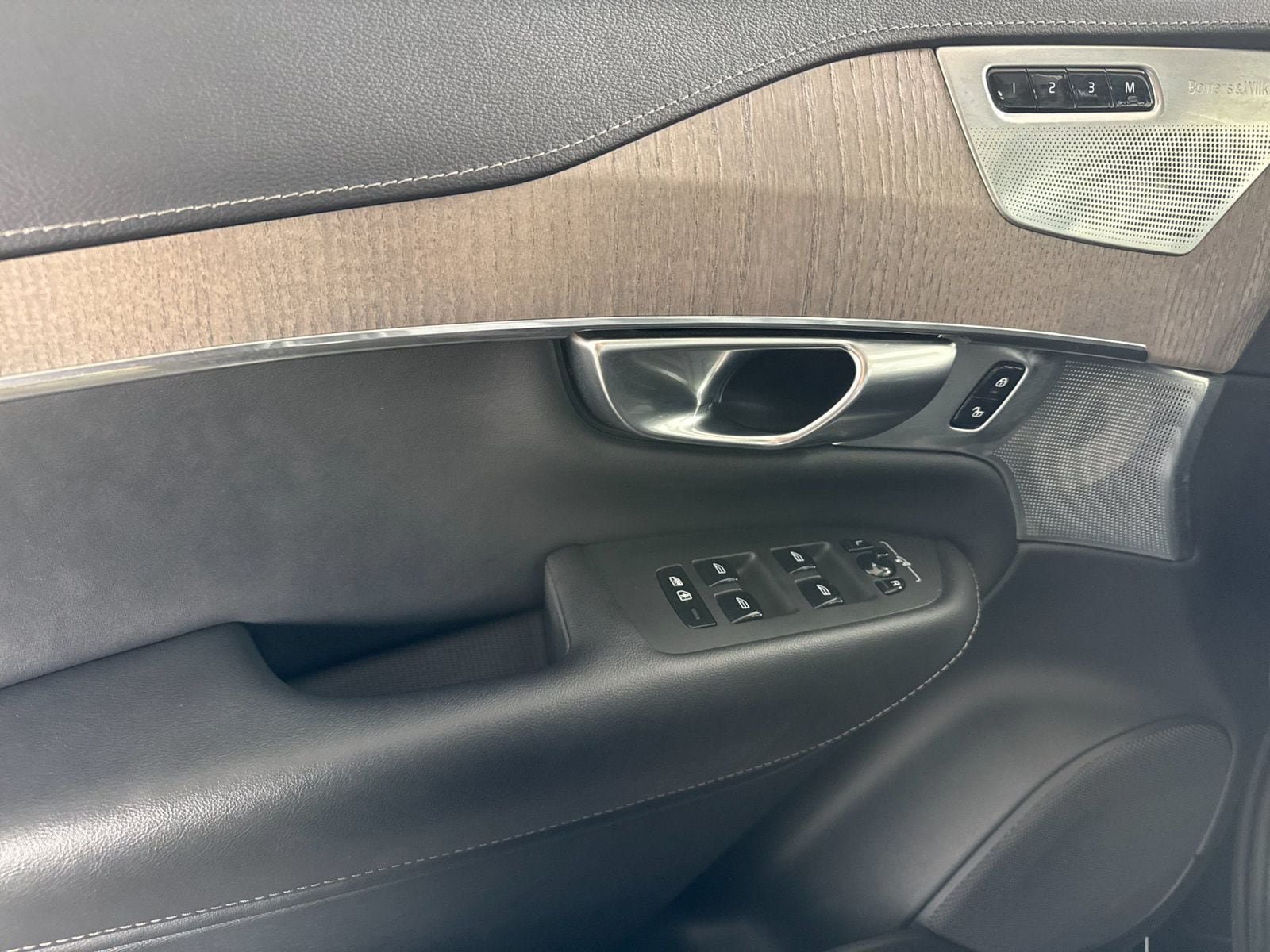 Certified 2024 Volvo XC90 T8 Ultimate w/ Lounge Package AWD/4WD image 17