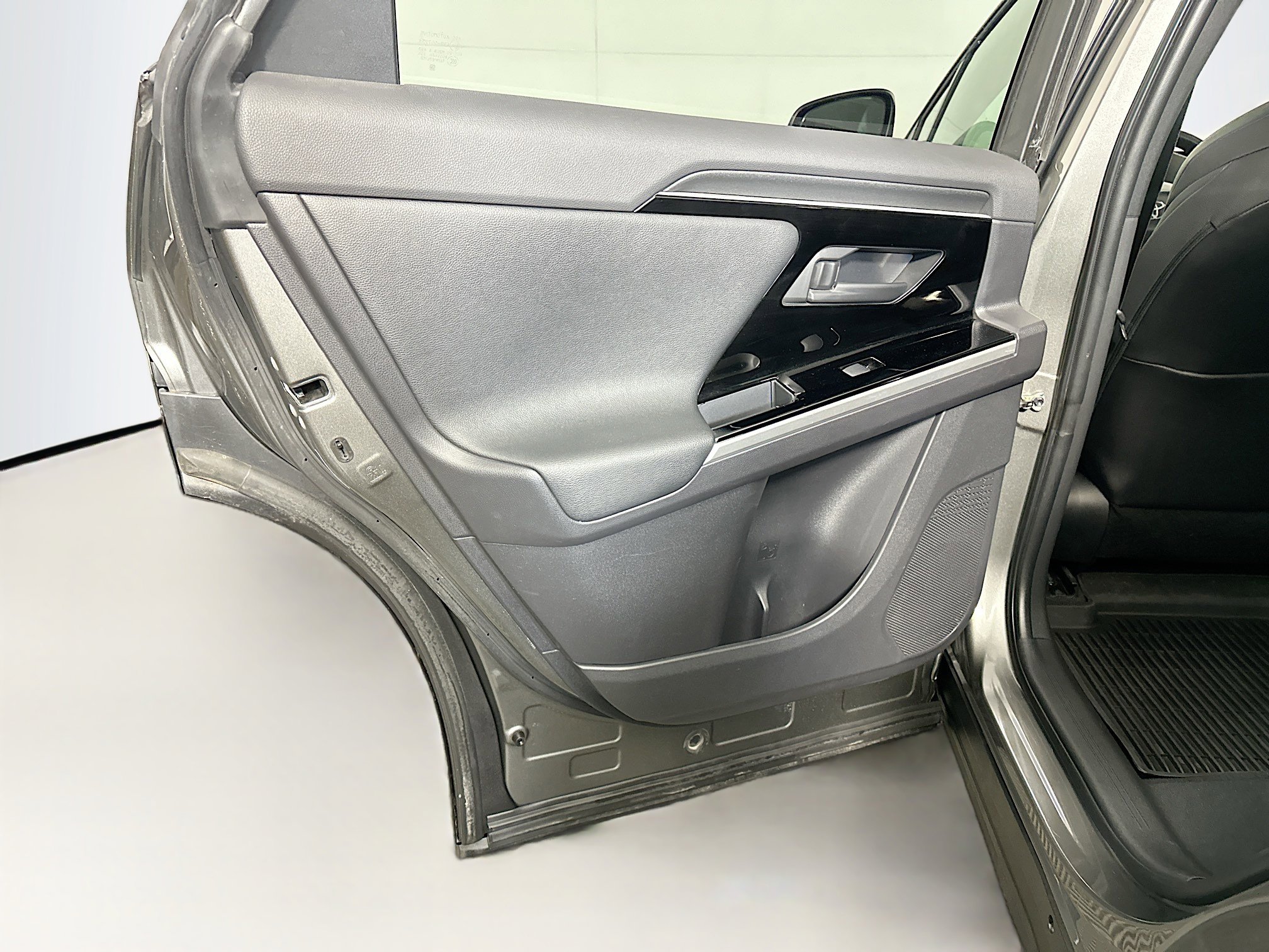 Used 2024 Toyota bZ4X XLE w/ Weather Package AWD/4WD image 28