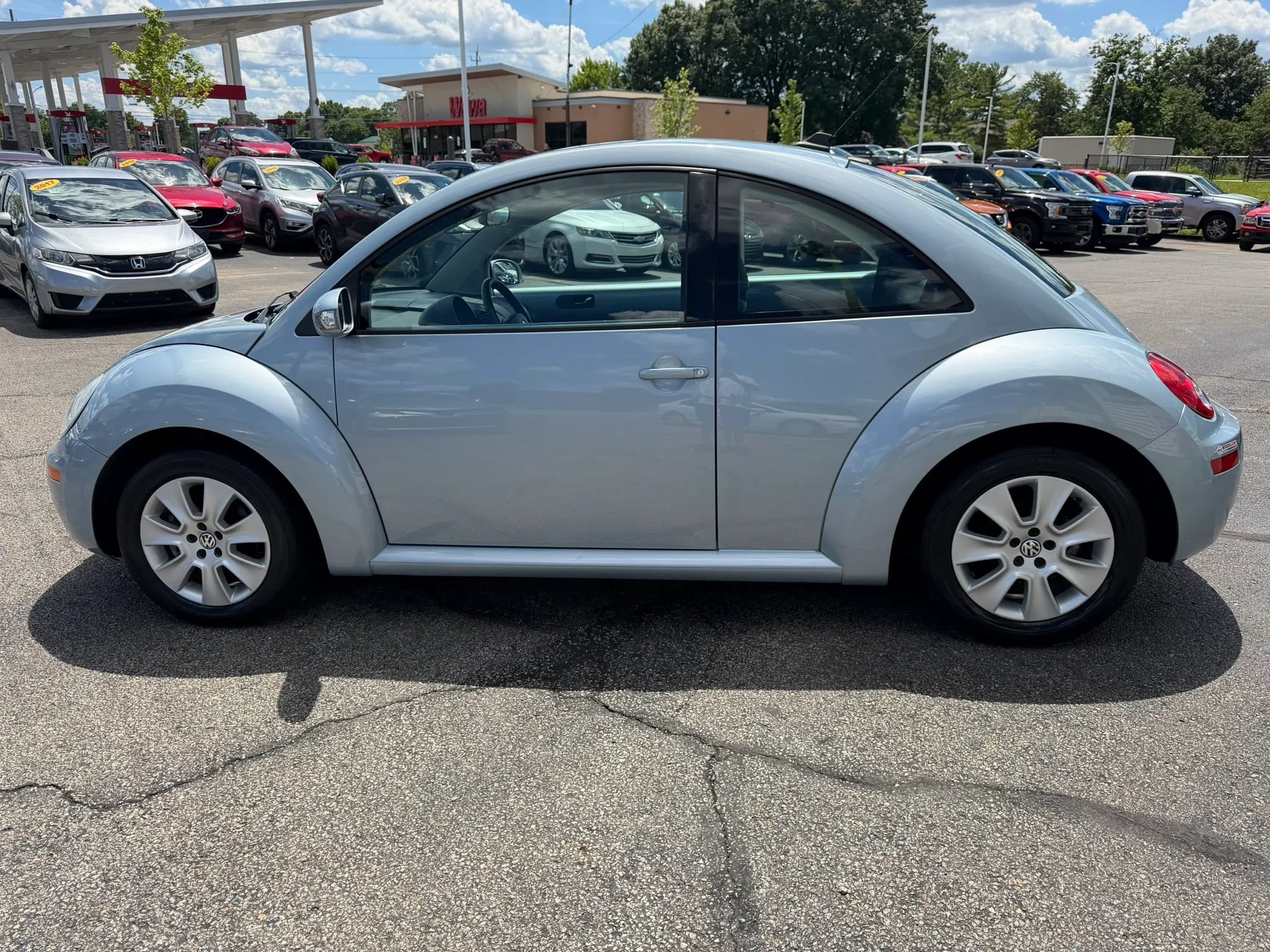 Used 2009 Volkswagen Beetle Coupe FWD image 2