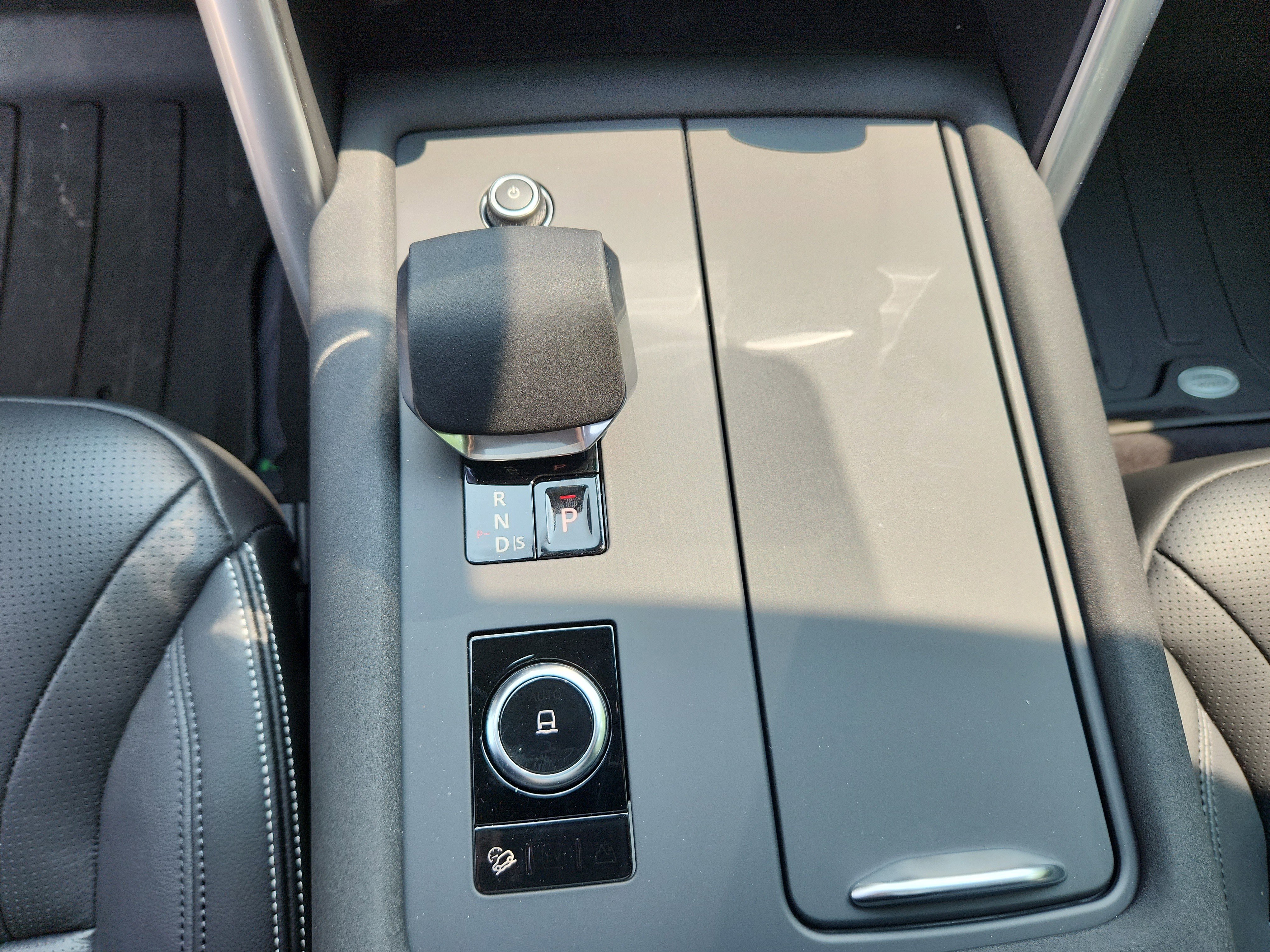 New 2025 Land Rover Discovery S image 16