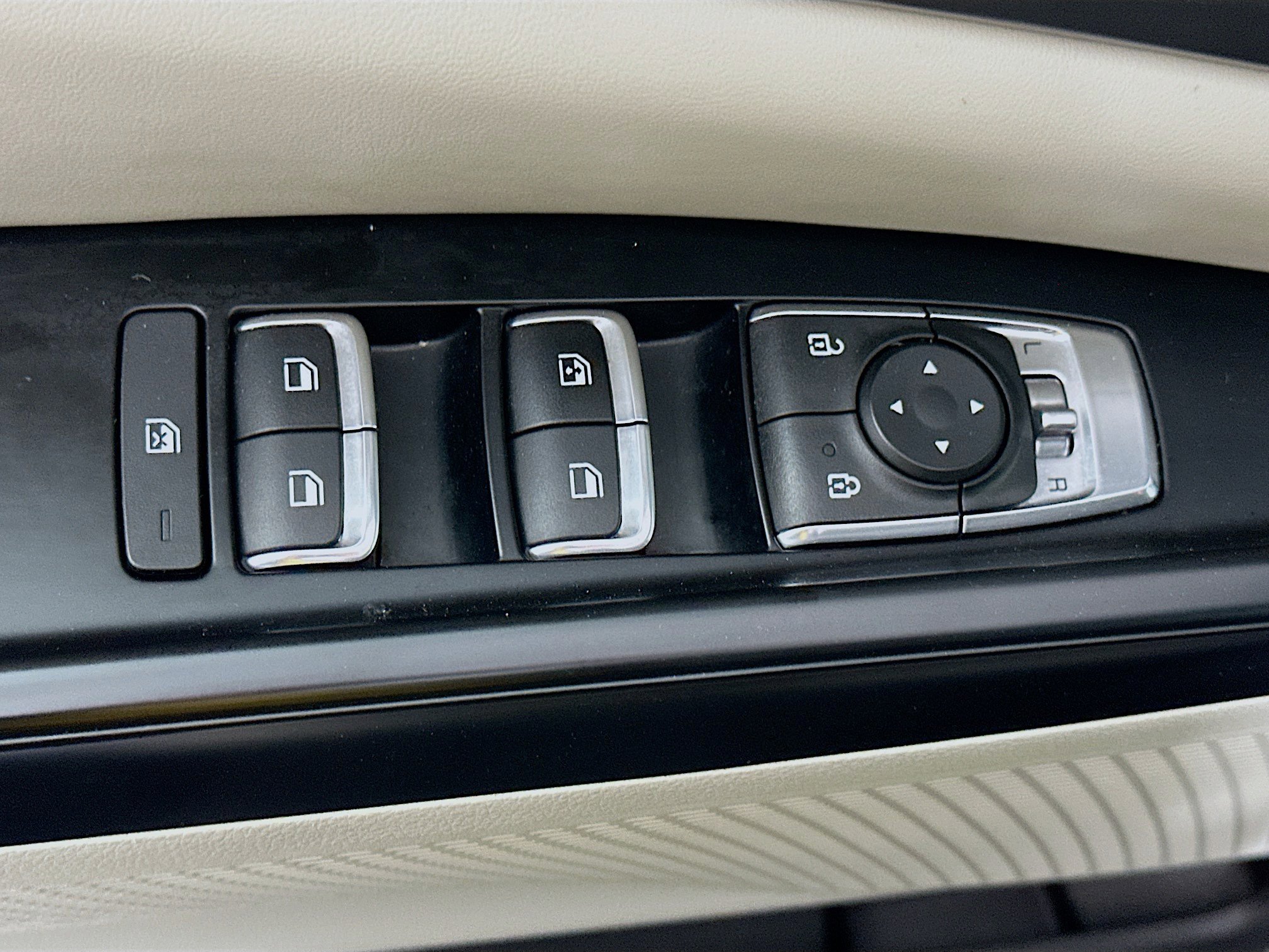 Used 2024 Kia Carnival LX image 15