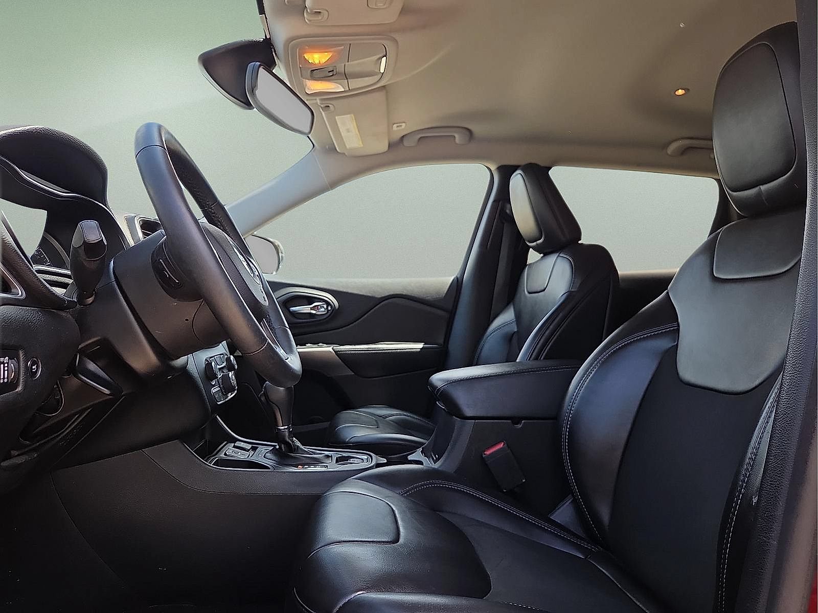Used 2019 Jeep Cherokee Latitude Plus w/ Comfort/Convenience Group FWD image 14