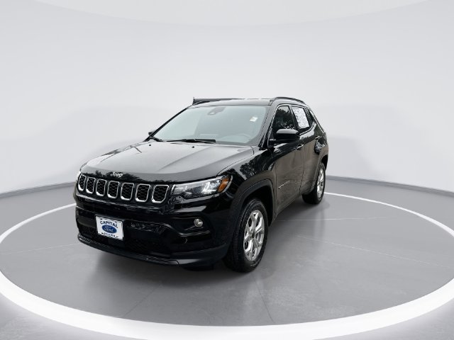 Used 2025 Jeep Compass Latitude AWD/4WD image 4