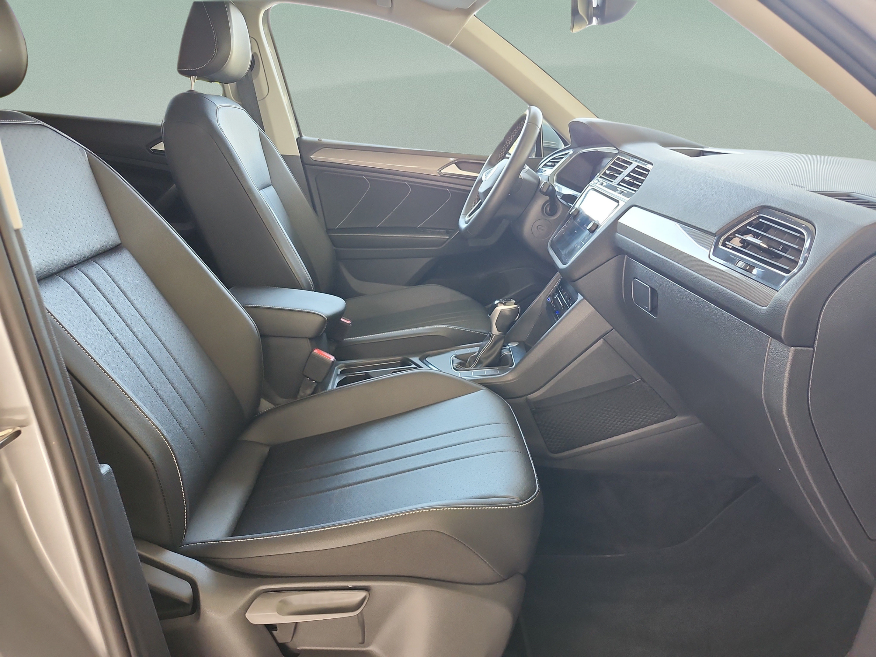 Used 2023 Volkswagen Tiguan SE FWD image 21