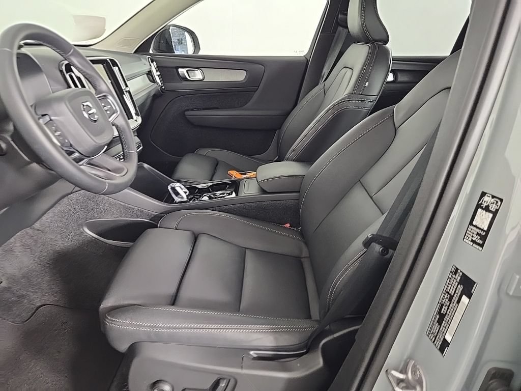 Certified 2026 Volvo XC40 B5 Plus AWD/4WD image 15