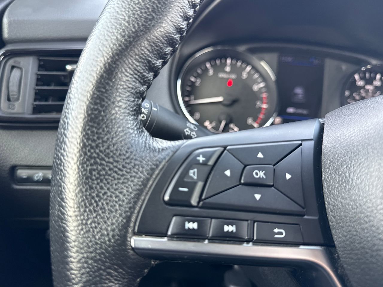 Used 2020 Nissan Rogue S image 27