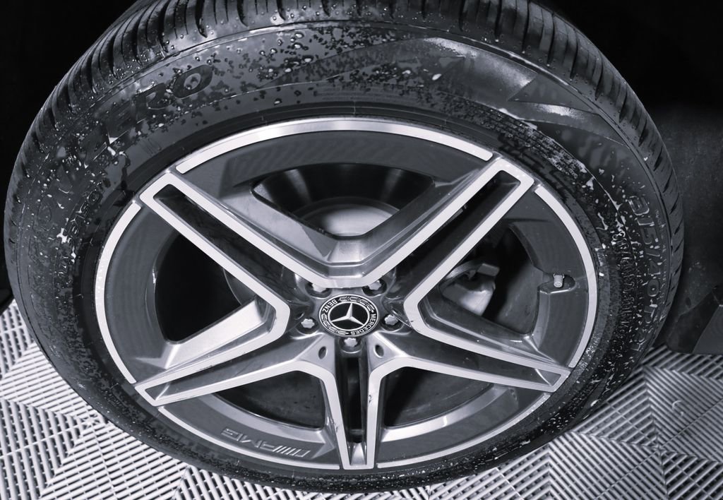 Used 2025 Mercedes-Benz GLS 450 4MATIC image 7