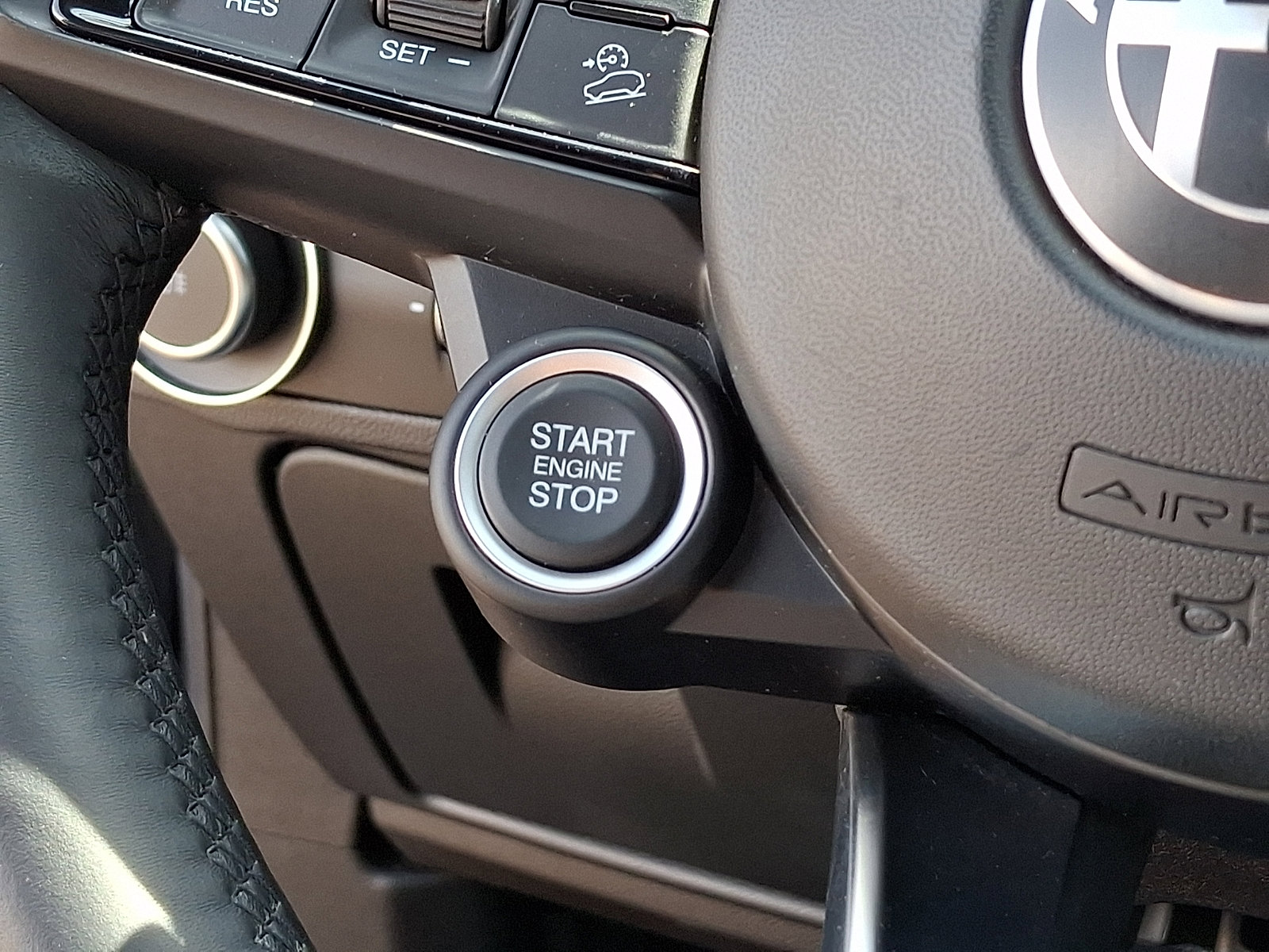 Used 2020 Alfa Romeo Stelvio Ti w/ Active Blind Spot Package AWD/4WD image 25