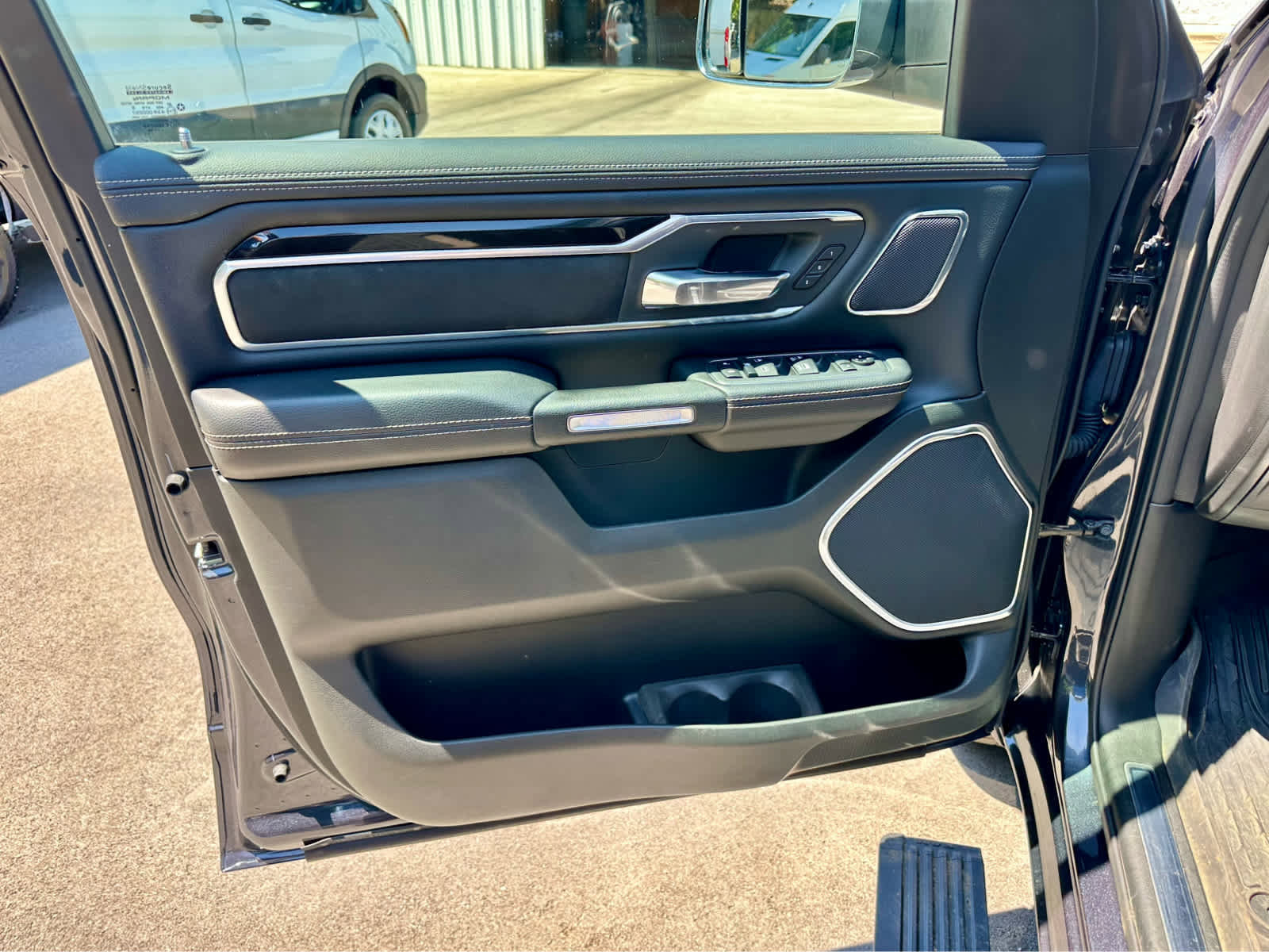 Used 2019 RAM 1500 Laramie AWD/4WD image 10
