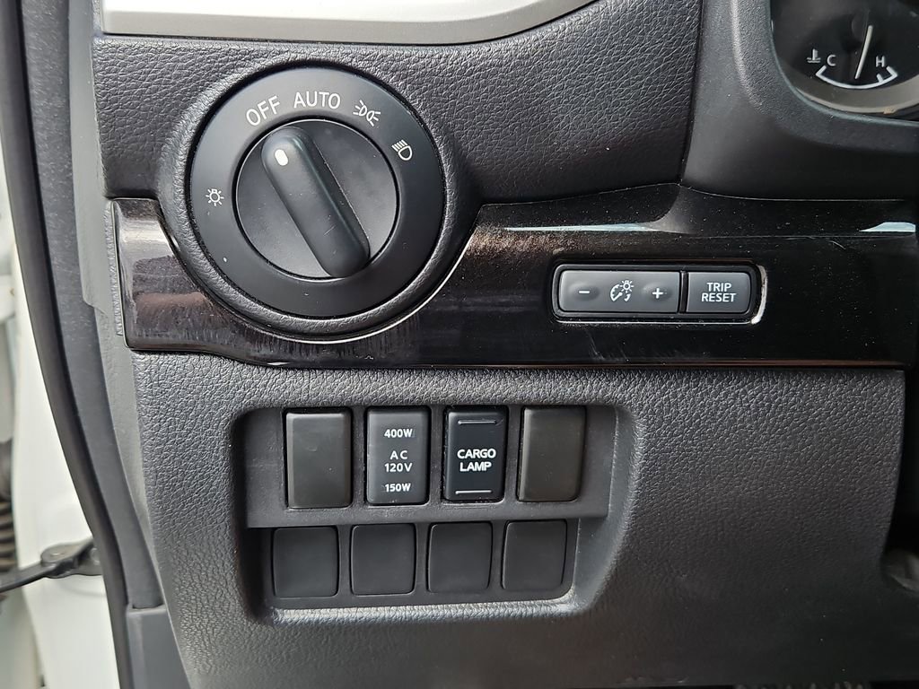 Used 2018 Nissan Titan SV w/ SV Convenience Package RWD image 23