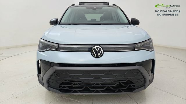 Used 2025 Volkswagen Taos SE AWD/4WD image 2