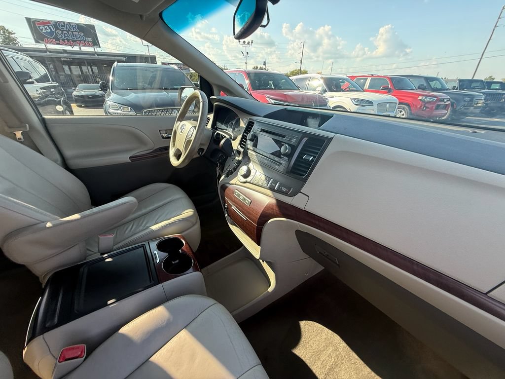 Used 2014 Toyota Sienna XLE FWD image 25