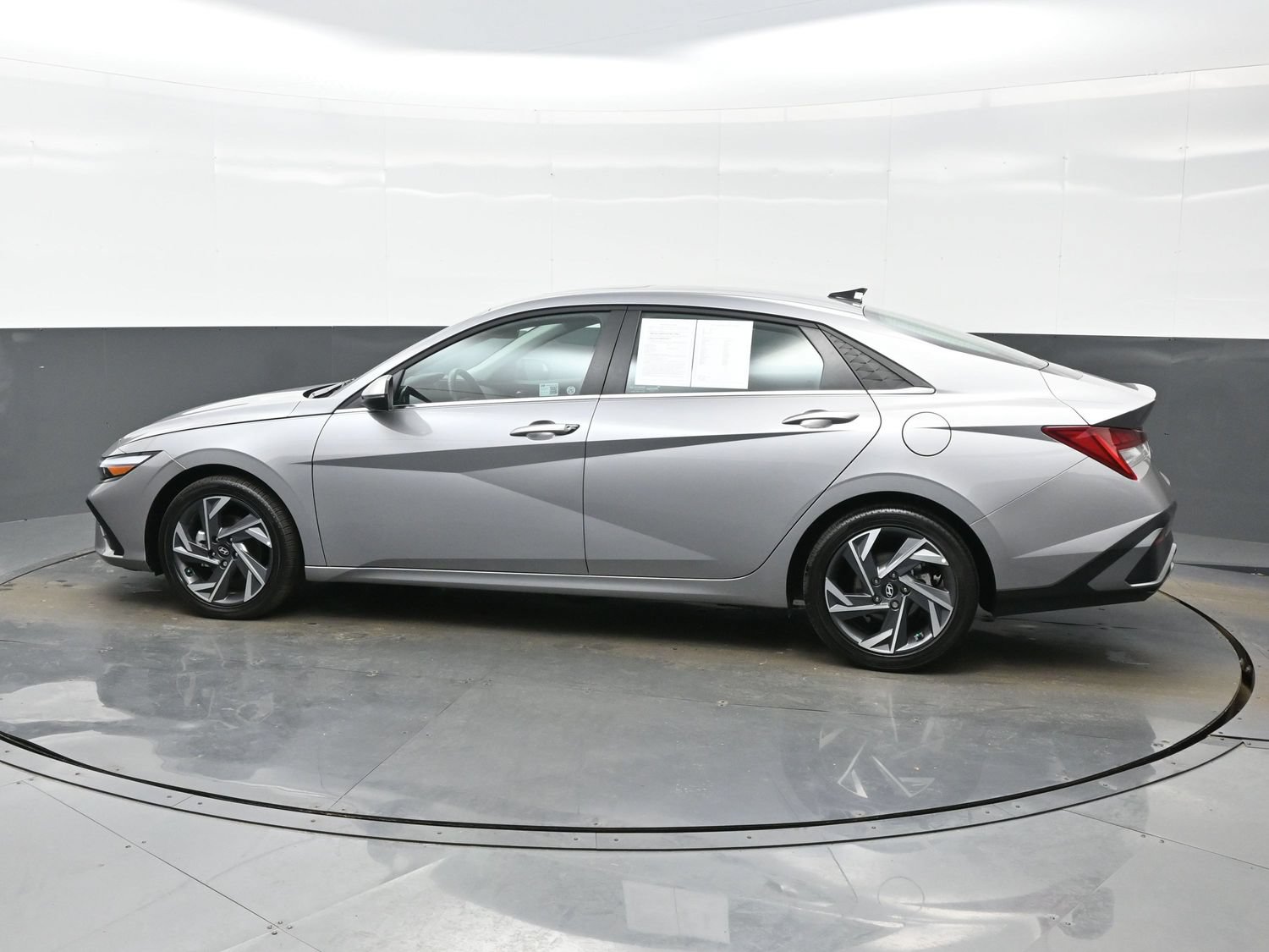 Used 2025 Hyundai Elantra Limited FWD image 3
