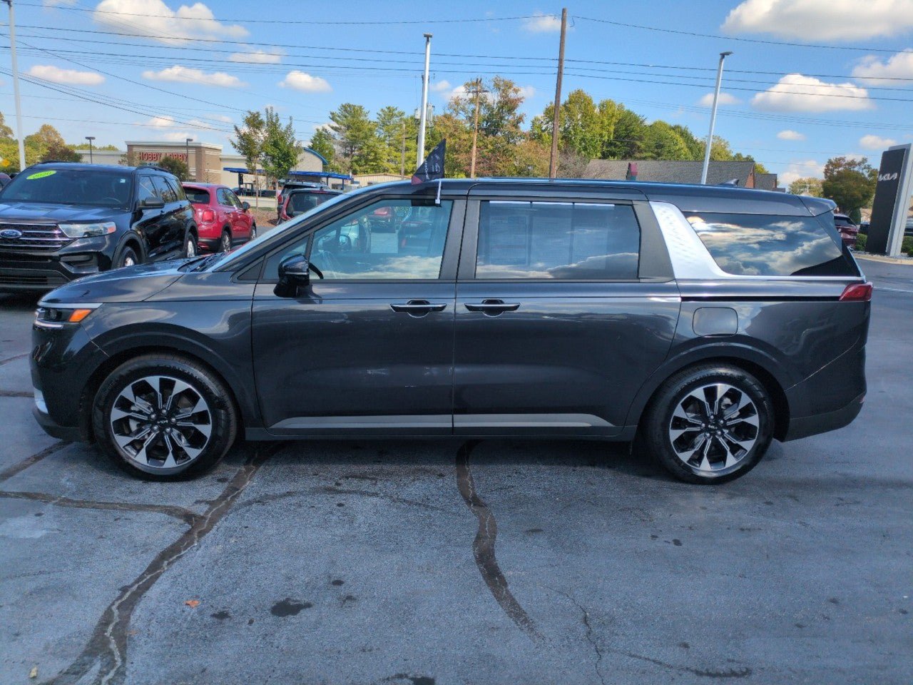 Certified 2024 Kia Carnival EX FWD image 4