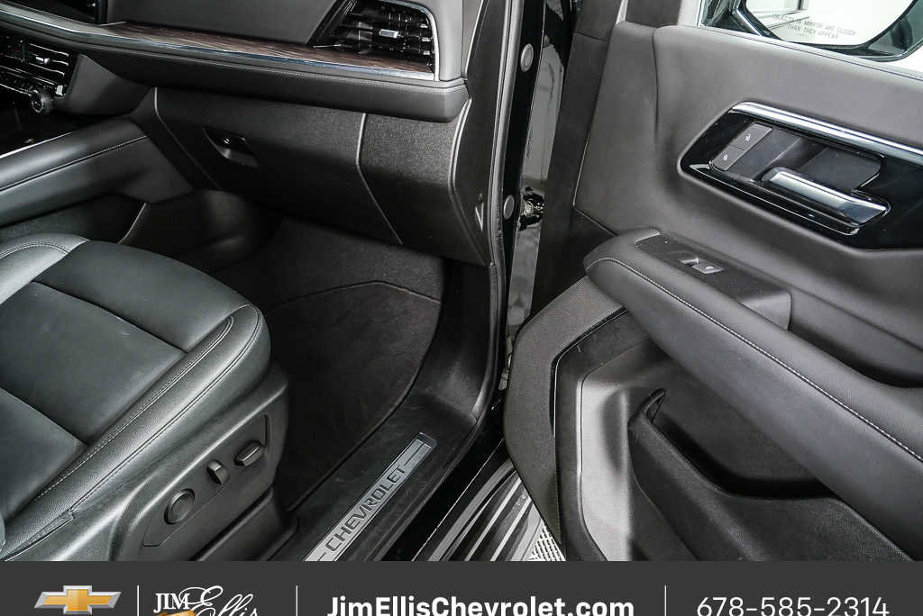 Used 2025 Chevrolet Suburban LT AWD/4WD image 23