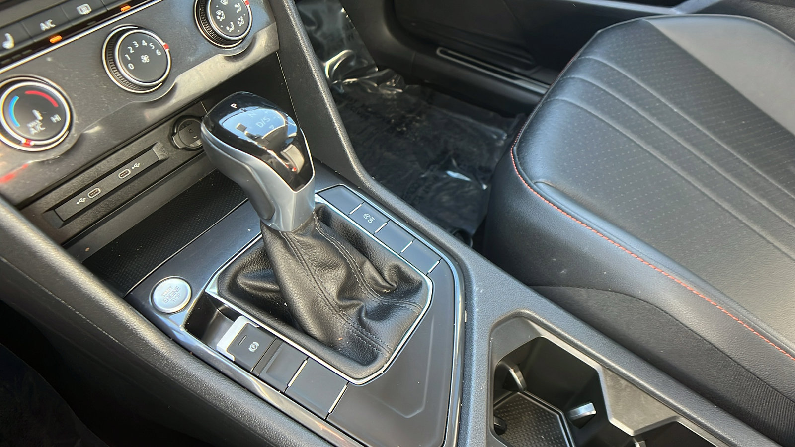 Used 2024 Volkswagen Tiguan SE image 30