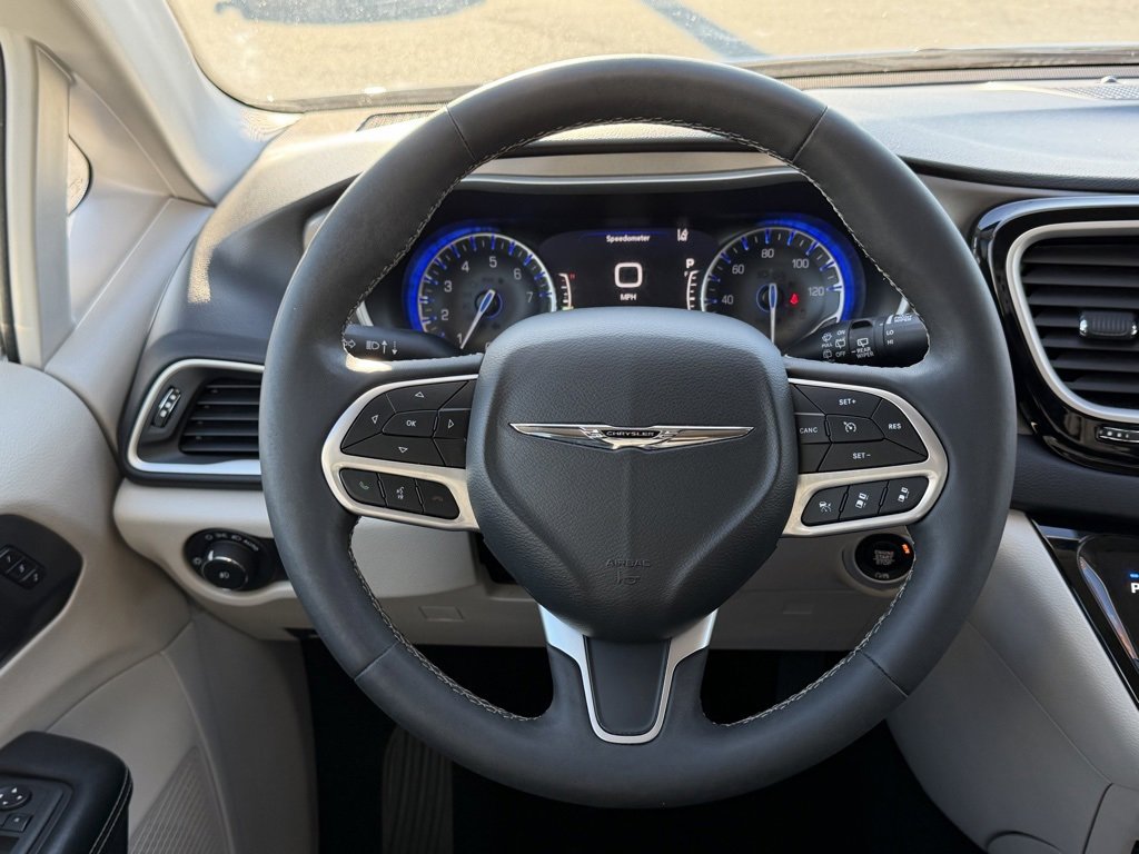 Used 2022 Chrysler Pacifica Touring-L image 39