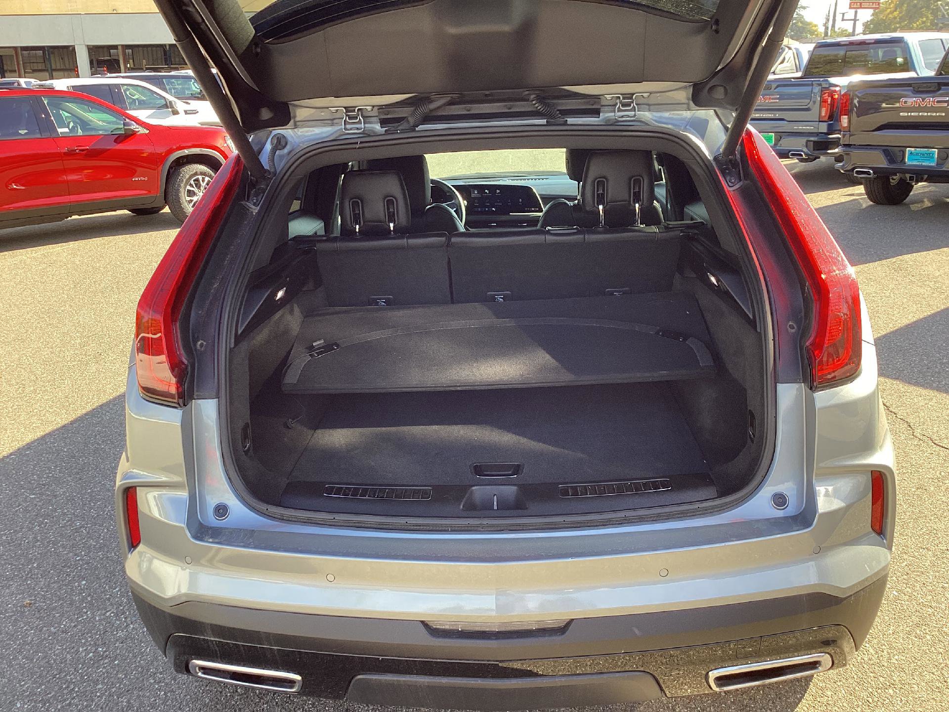 Used 2024 Cadillac XT4 Premium Luxury image 6