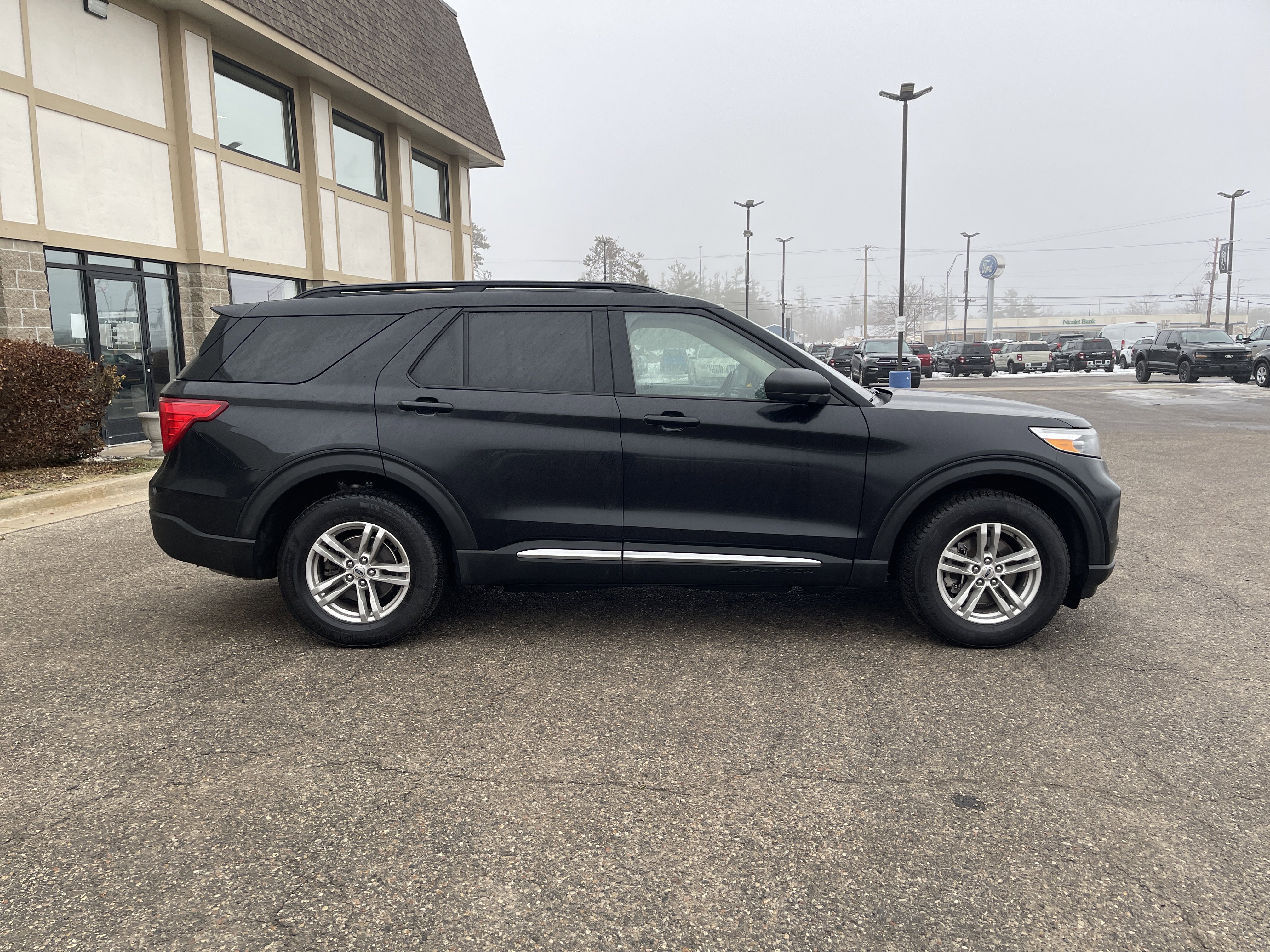Used 2022 Ford Explorer XLT image 3