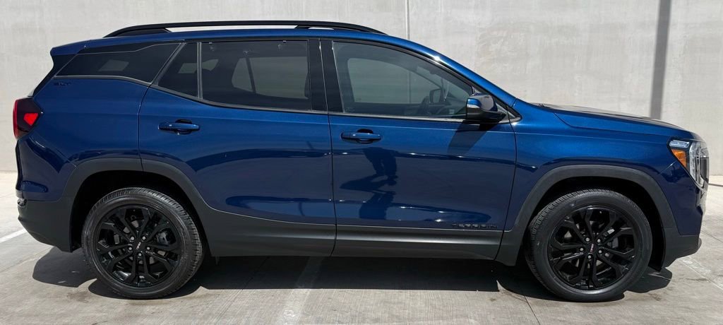 Used 2022 GMC Terrain SLT w/ Infotainment Package II image 3